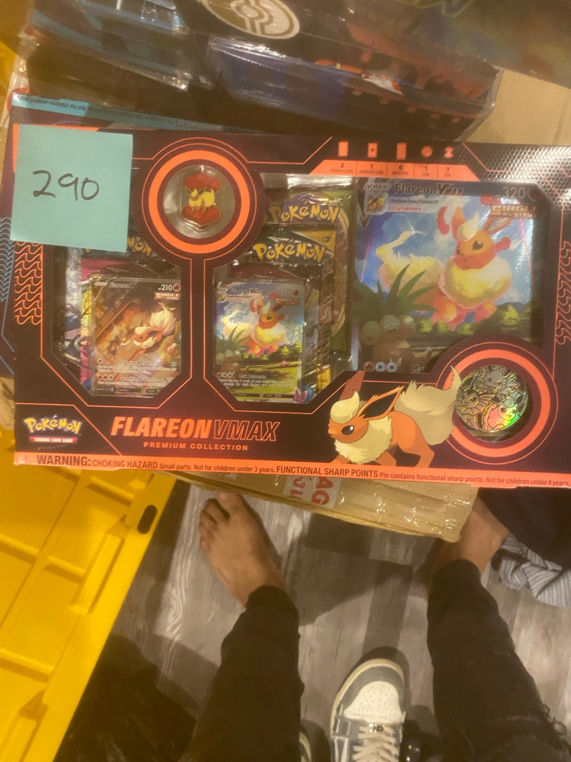 Pokémon TCG: Flareon VMAX Premium Collection